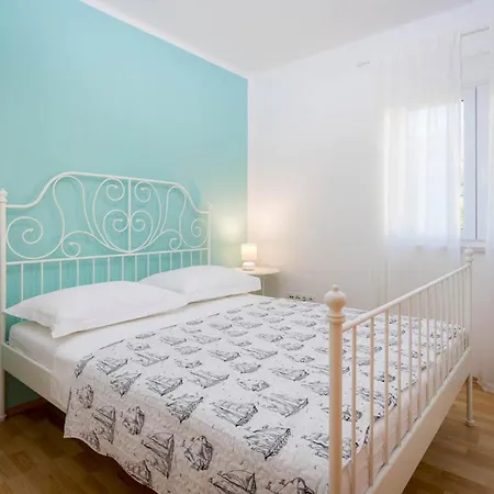 Villa Kastel Gomilica Sleeps 14 With Pool Air Con And Wifi *