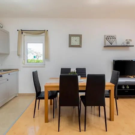 Kastel Gomilica Sleeps 14 With Pool Air Con And Wifi Villa Kaštela