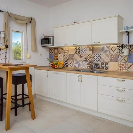 Kastel Gomilica Sleeps 14 With Pool Air Con And Wifi Kaštela
