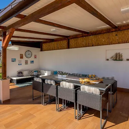Villa Kastel Gomilica Sleeps 14 With Pool Air Con And Wifi