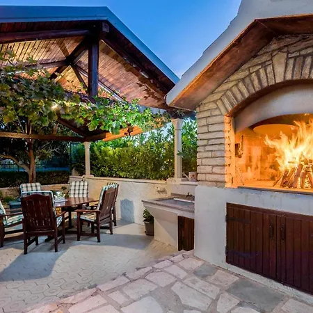 Kastel Gomilica Sleeps 14 With Pool Air Con And Wifi * Kaštela