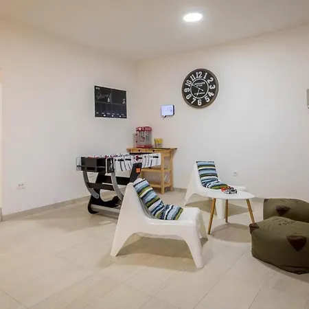 Villa Kastel Gomilica Sleeps 14 With Pool Air Con And Wifi