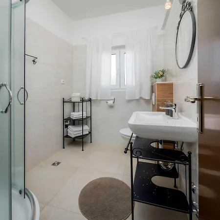 Villa Kastel Gomilica Sleeps 14 With Pool Air Con And Wifi